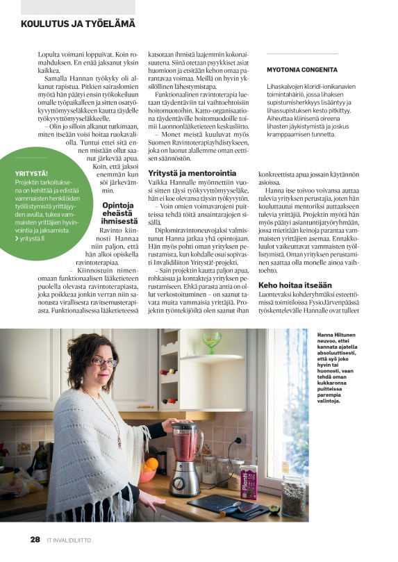 Hanna Hiltunen tekee smoothieta